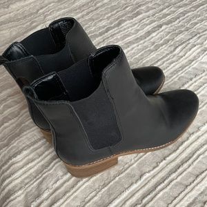 Gap black leather Chelsea boots 7